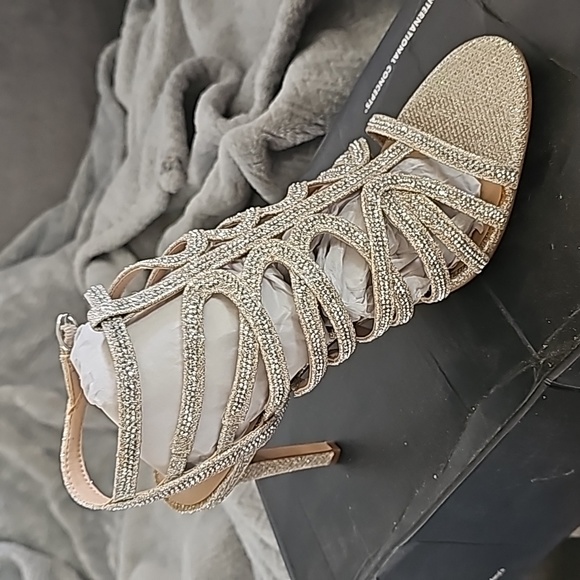 Size 9 high heels - Picture 1 of 2